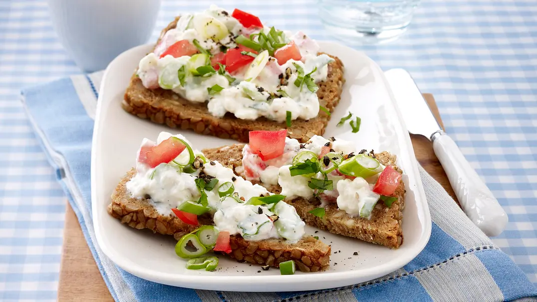 Gemüse-Feta-Aufstrich Rezept - Foto: LECKER @ Bauer Media Group