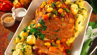 Gemüse-Hackbraten mit Bechamelkartoffeln Rezept - Foto: LECKER @ Bauer Media Group
