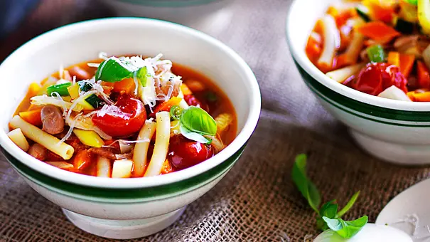 Gemüse-Minestrone „Defender“ mit Nudeln Rezept - Foto: LECKER @ Bauer Media Group