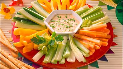 Gemüse mit Frischkäsedip und Grissinistangen Rezept - Foto: LECKER @ Bauer Media Group