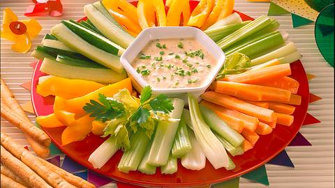 Gemüse mit Frischkäsedip und Grissinistangen Rezept - Foto: Neckermann