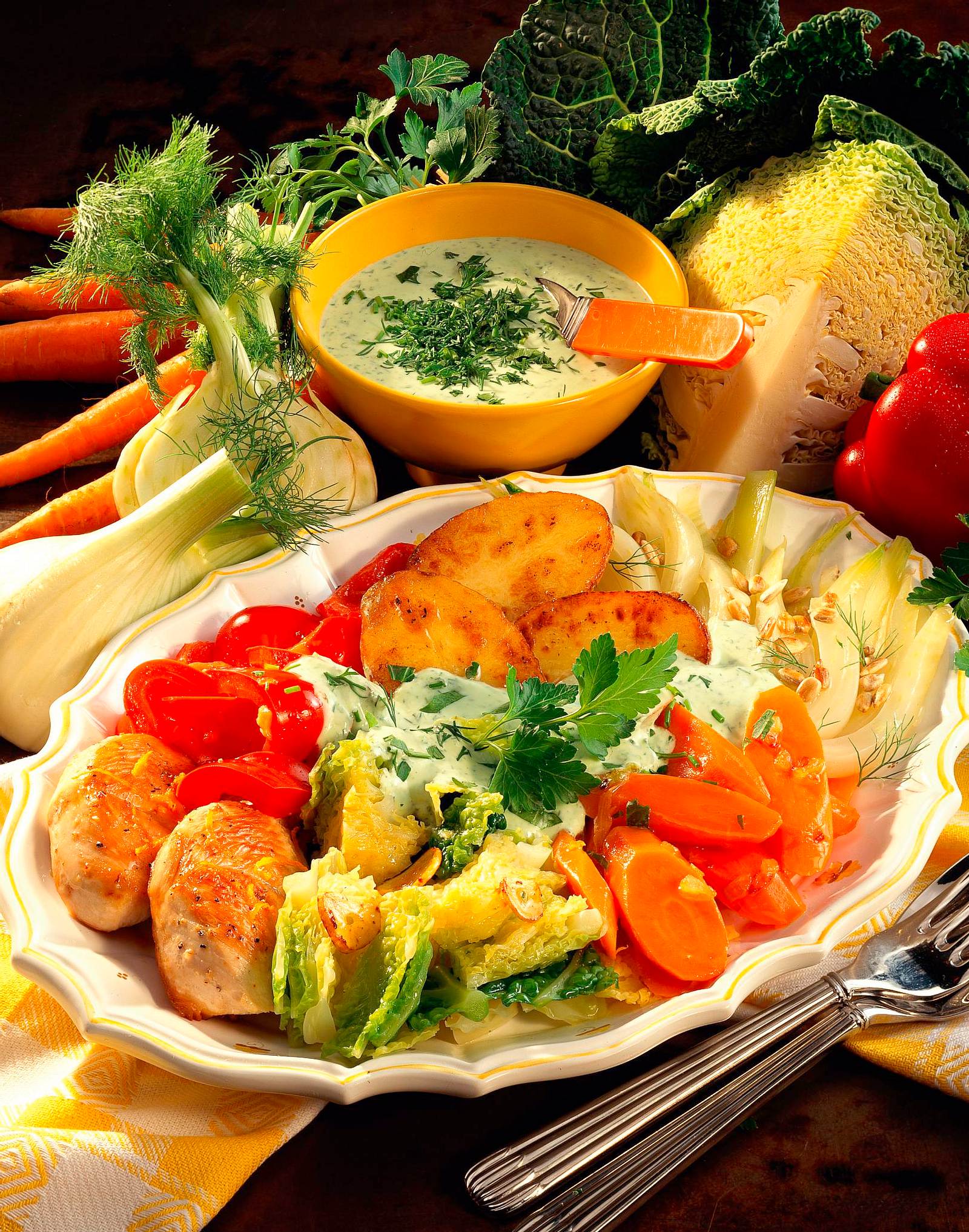 Gemüse mit Ofenkartoffeln und Kräuter-Quark-Soße Rezept | LECKER