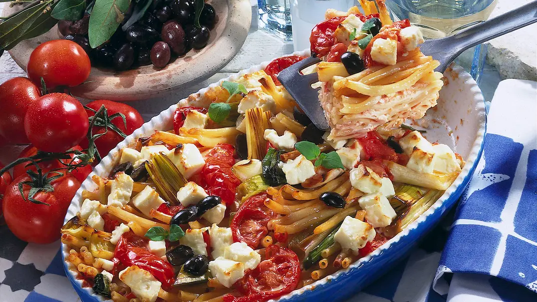 Gemüse-Nudel-Auflauf mit Schafskäse Rezept - Foto: LECKER @ Bauer Media Group Gemüse-Nudel-Auflauf mit Schafskäse Rezept - Foto: LECKER @ Bauer Media Group