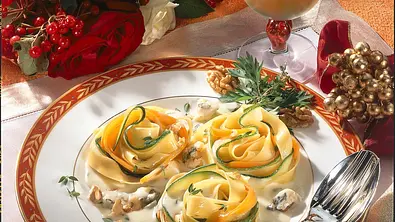 Gemüse-Nudelnester mit Gorgonzola-Soße Rezept - Foto: LECKER @ Bauer Media Group