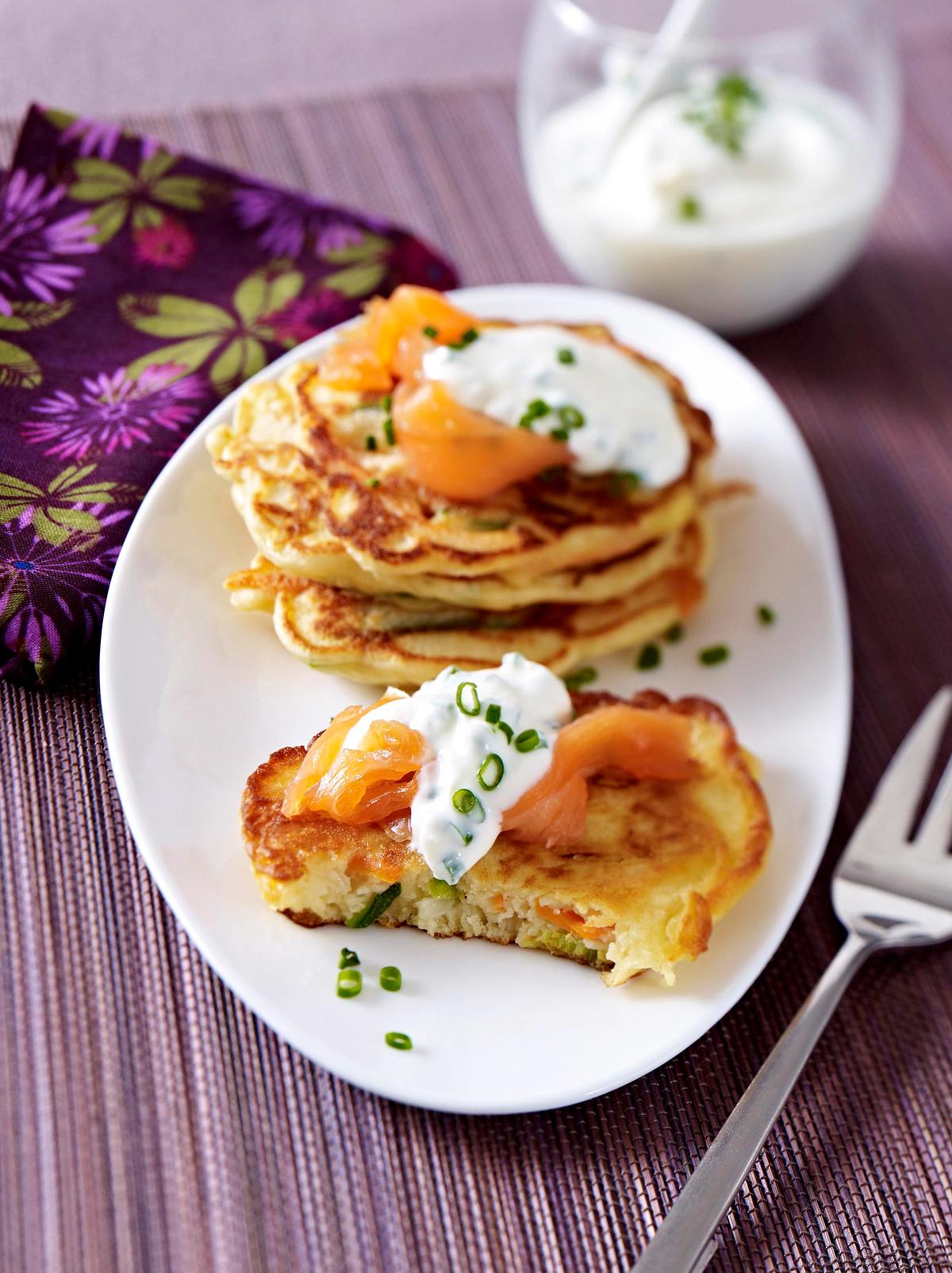 Gemüse-Pancakes mit Räucherlachs und Joghurt Rezept