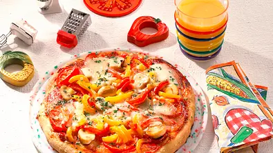 Gemüse-Pizza mit Mozzarella Rezept - Foto: LECKER @ Bauer Media Group