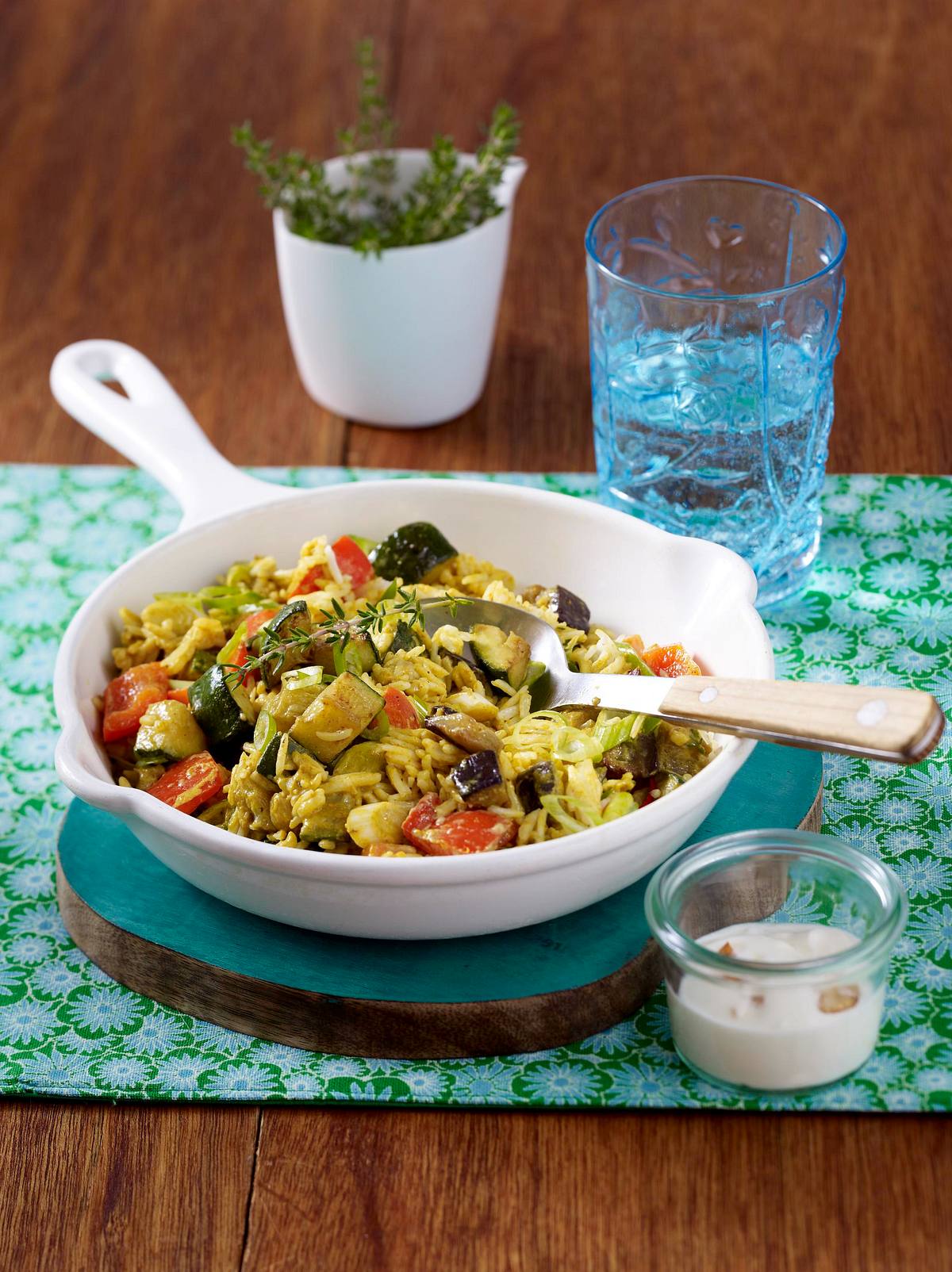 Gemüse-Reis-Pfanne mit Joghurt-Dip Rezept