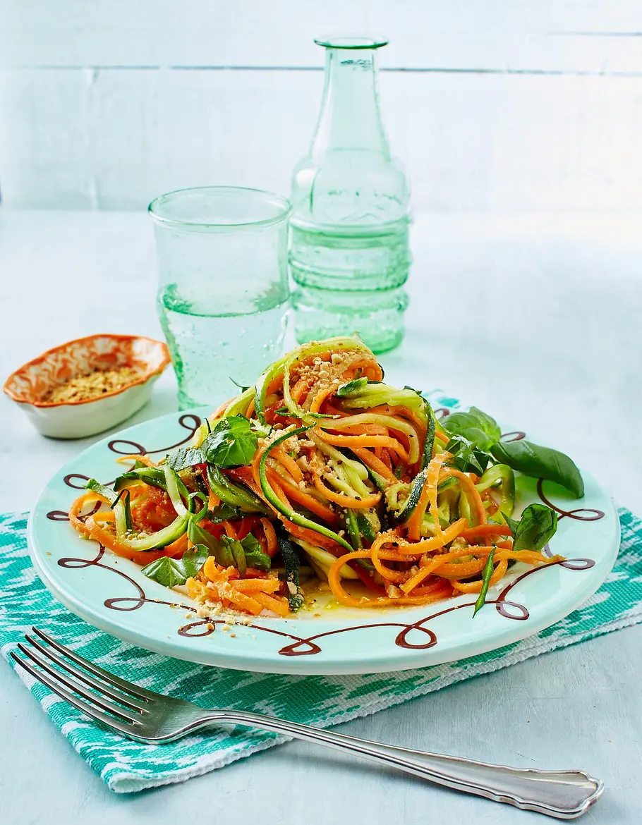 Gemüse-Spaghetti mit Basilikum, Zitronen-Vinaigrette und Mandel-Parmesan Rezept Gemüse-Spaghetti mit Basilikum, Zitronen-Vinaigrette und Mandel-Parmesan Rezept