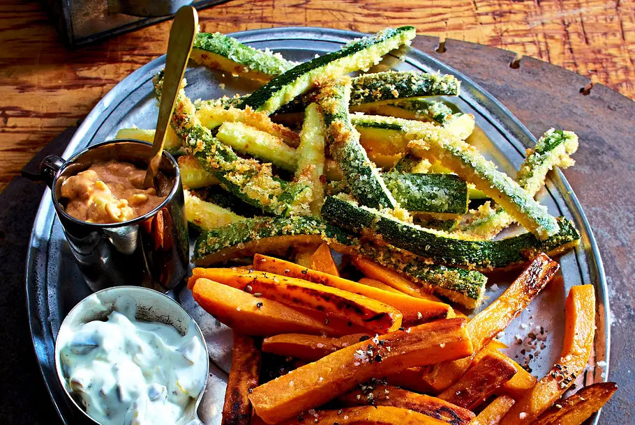 Gemüse-Sticks mit Sour Cream und Obazda-Dip Rezept Gemüse-Sticks mit Sour Cream und Obazda-Dip Rezept