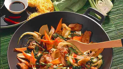 Gemüse und Schweinefleisch aus dem Wok Rezept - Foto: LECKER @ Bauer Media Group