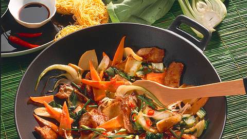 Gemüse und Schweinefleisch aus dem Wok Rezept - Foto: House of Food / Bauer Food Experts KG