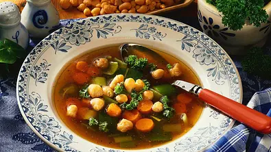 Gemüsebrühe mit Backerbsen Rezept - Foto: LECKER @ Bauer Media Group