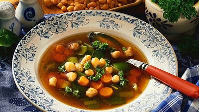 Gemüsebrühe mit Backerbsen Rezept - Foto: Neckermann