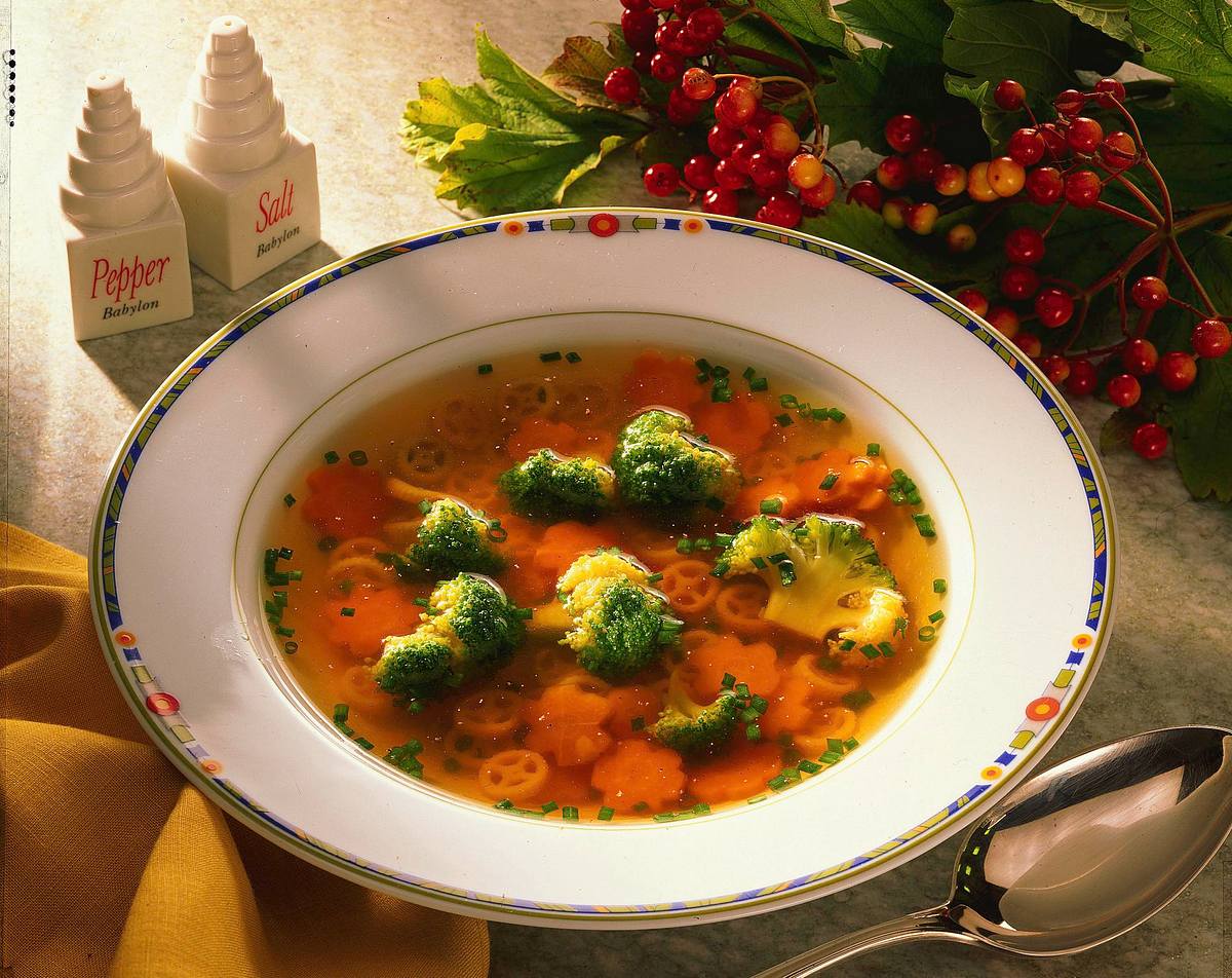 Gemüsebrühe mit Broccoli und Nudeln Rezept