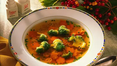 Gemüsebrühe mit Broccoli und Nudeln Rezept - Foto: LECKER @ Bauer Media Group
