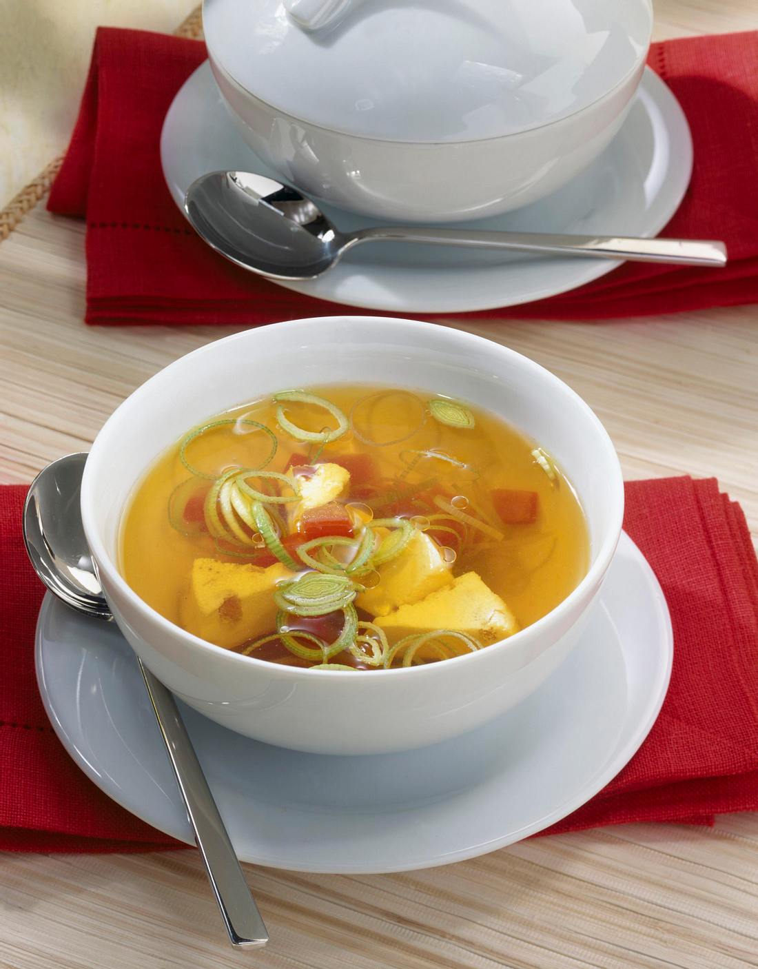 Gemüsebrühe mit Eierstich Rezept | LECKER