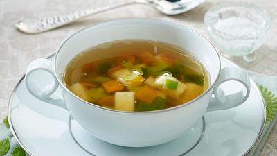 Gemüsebrühe mit Parmesan-Grieß-Würfeln Rezept - Foto: House of Food / Bauer Food Experts KG