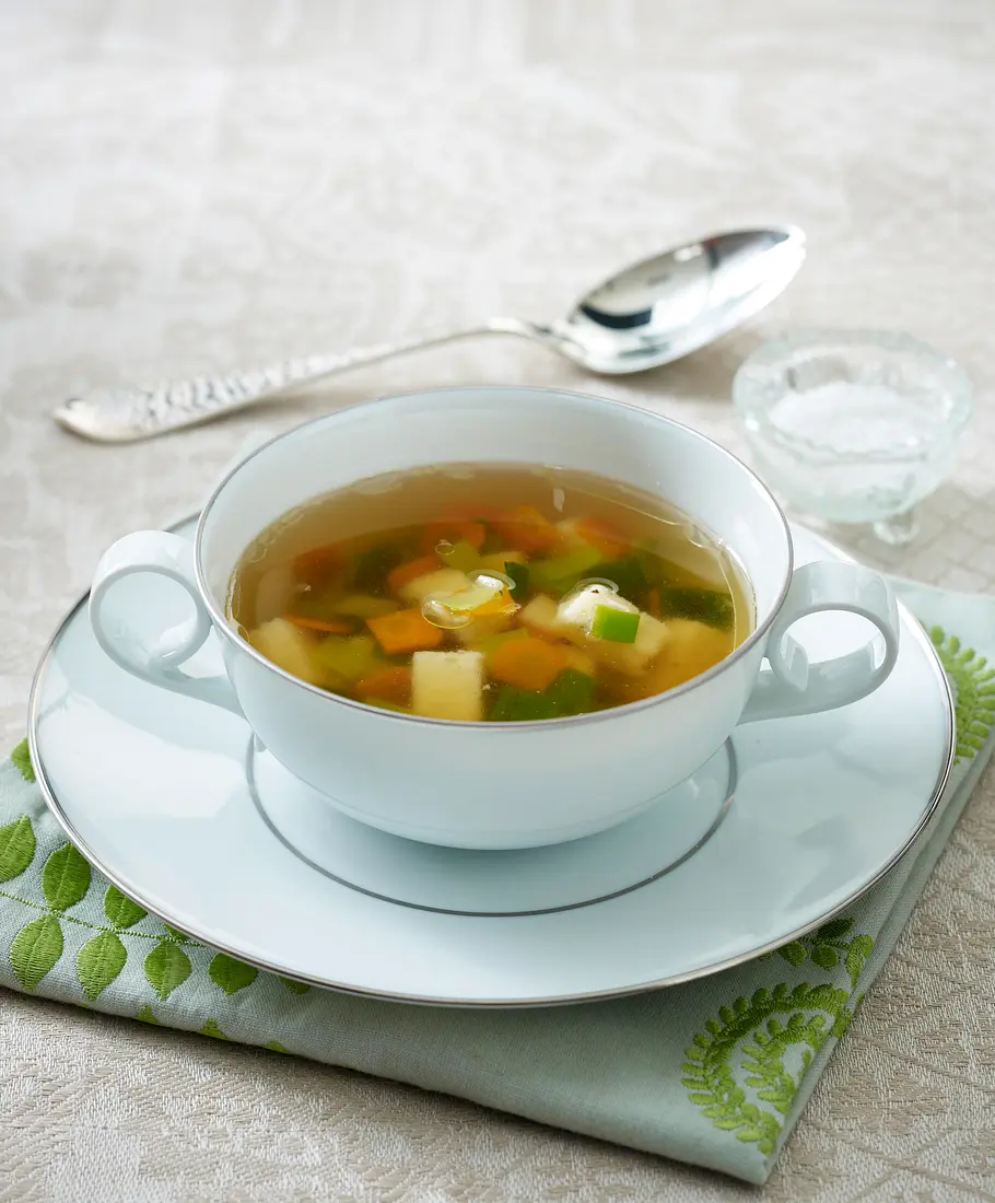Gemüsebrühe mit Parmesan-Grieß-Würfeln Rezept Gemüsebrühe mit Parmesan-Grieß-Würfeln Rezept