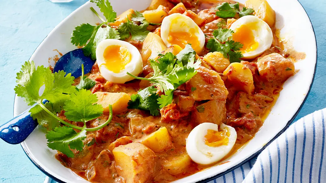 Gemüsecurry mit wachsweichen Eiern Rezept - Foto: LECKER @ Bauer Media Group Gemüsecurry mit wachsweichen Eiern Rezept - Foto: LECKER @ Bauer Media Group