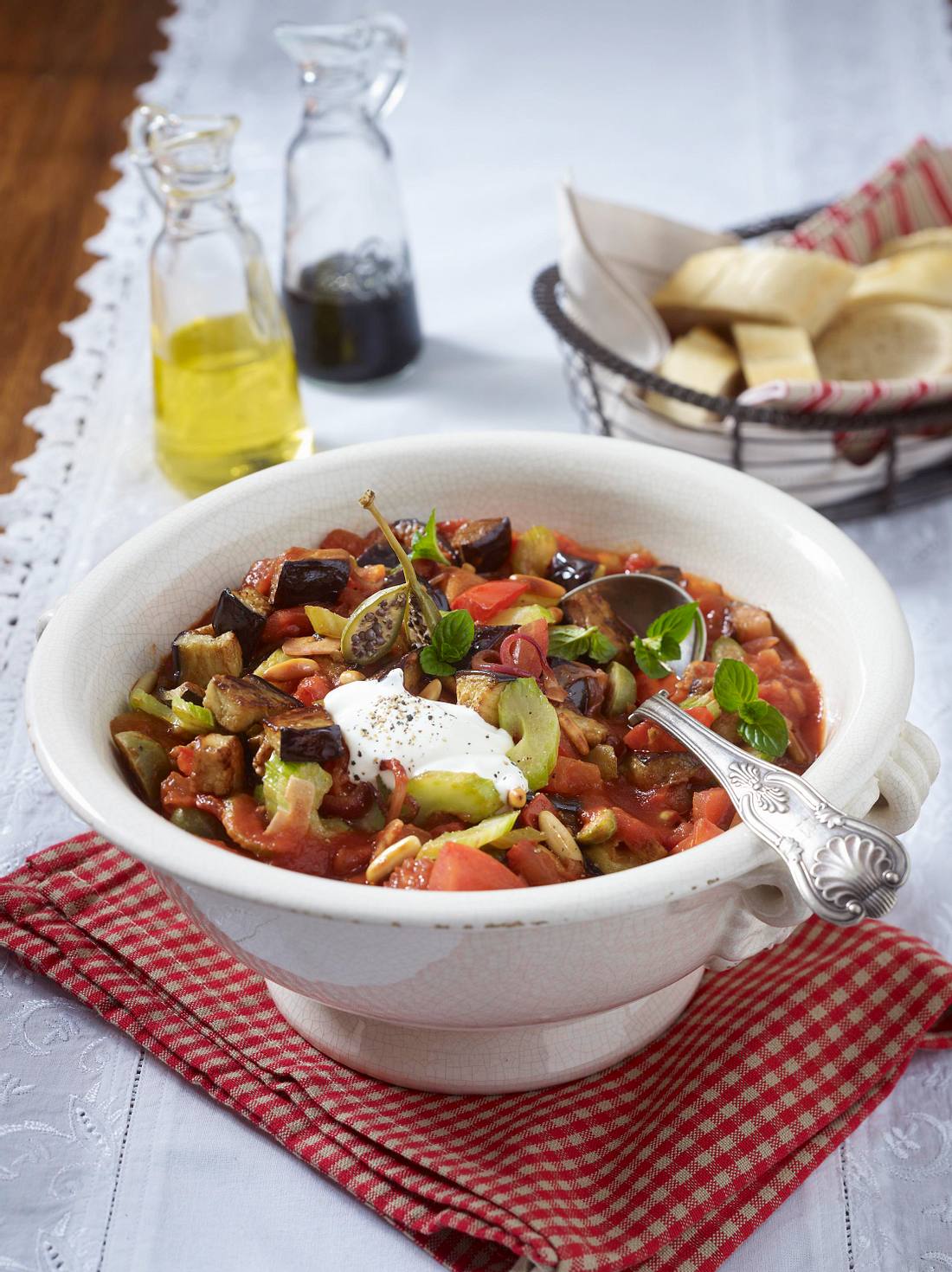 Gemüseeintopf mit Kapernäpfeln und Pinienkernen Rezept Gemüseeintopf mit Kapernäpfeln und Pinienkernen Rezept