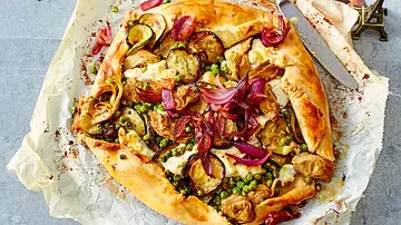 Gemüsegalette mit karamellisierten Zwiebeln Rezept - Foto: LECKER @ Bauer Media Group Gemüsegalette mit karamellisierten Zwiebeln Rezept - Foto: LECKER @ Bauer Media Group