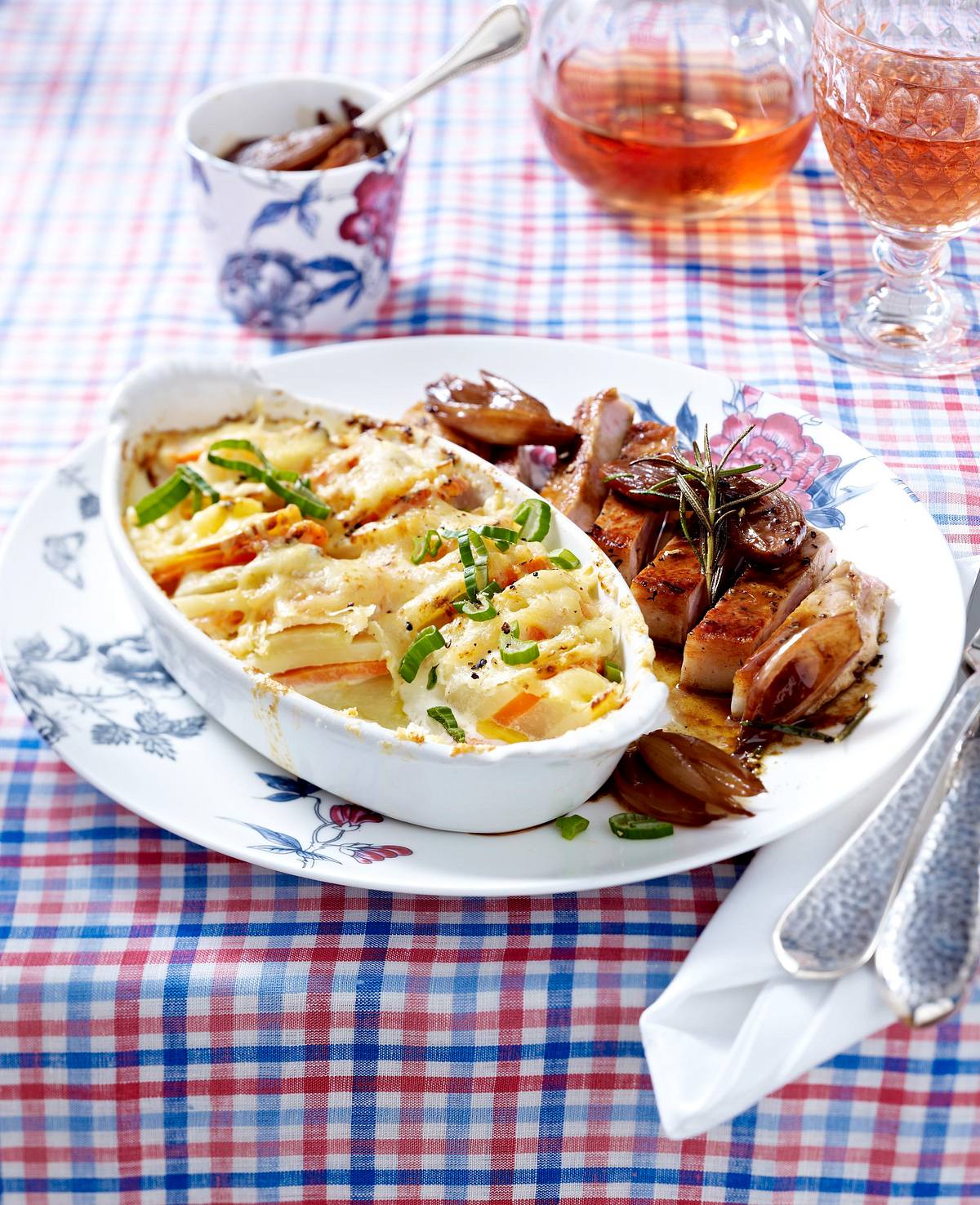 Gemüsegratin mit Kotelett und Honigschalotten Rezept