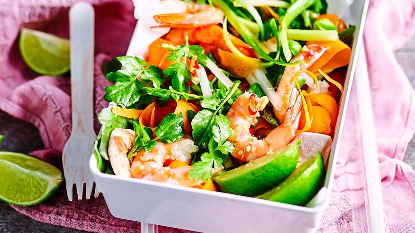 Gemüsenudel-Salat mit Garnelen Rezept - Foto: House of Food / Bauer Food Experts KG