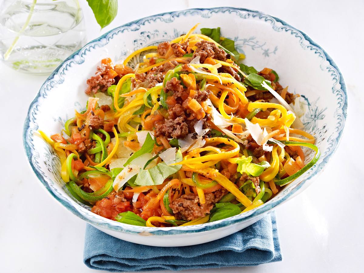 Gemüsenudeln mit Bolognese Rezept