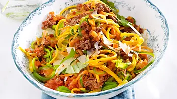 Gemüsenudeln mit Bolognese Rezept - Foto: LECKER @ Bauer Media Group