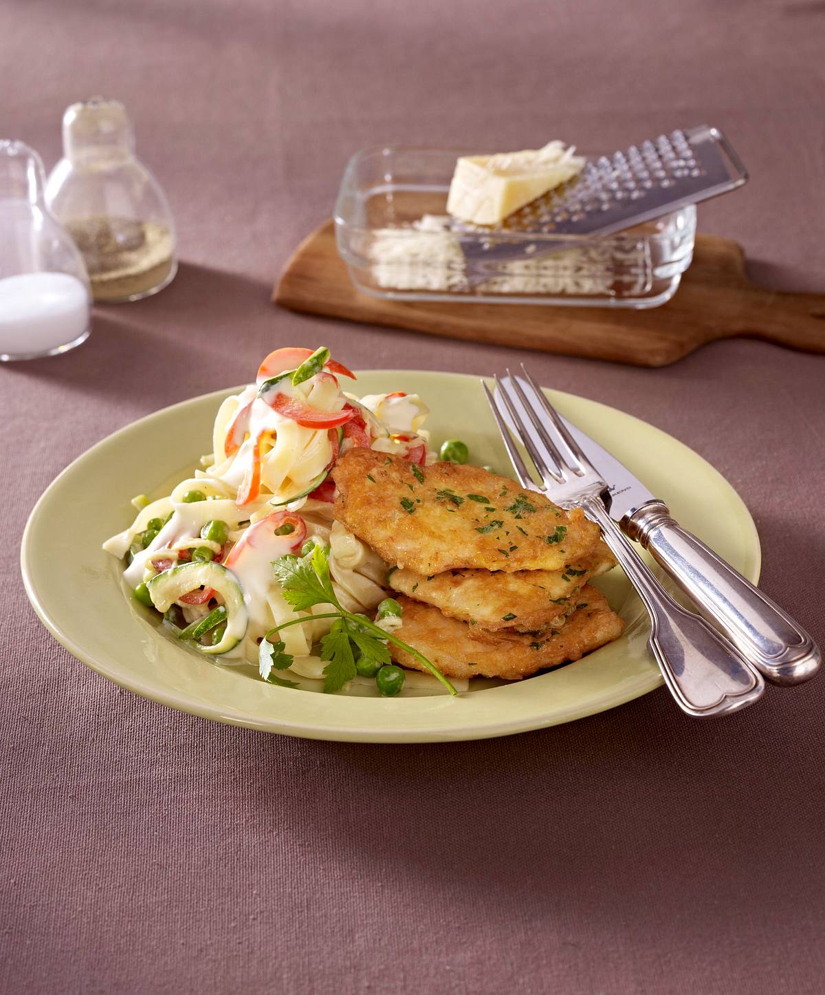 Gemüsenudeln mit Kräuter-Schnitzelchen mit QimiQ Rezept