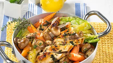 Gemüsepfanne mit Hähnchenfilet Rezept - Foto: LECKER @ Bauer Media Group