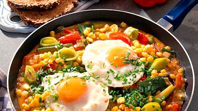 Gemüsepfanne mit Spiegelei Rezept - Foto: LECKER @ Bauer Media Group