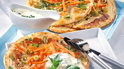 Gemüsepfannkuchen mit Käse-Schnittlauchsoße Rezept - Foto: LECKER @ Bauer Media Group