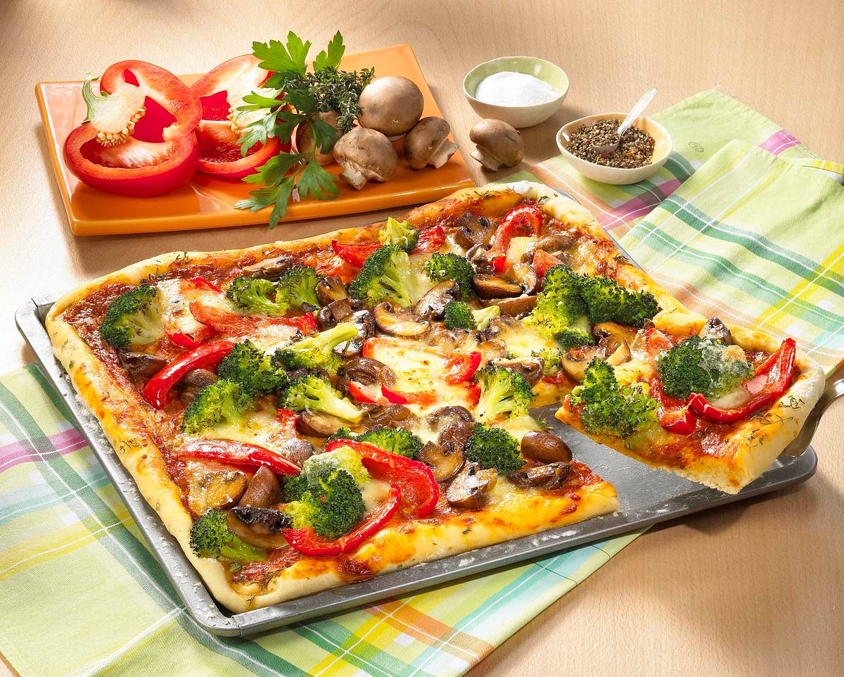 Gemüsepizza vom Blech Rezept