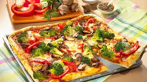 Gemüsepizza vom Blech Rezept - Foto: LECKER @ Bauer Media Group