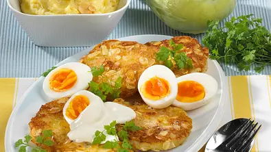 Gemüseschnitzel aus Kohlrabi in Mandelpanade Rezept - Foto: LECKER @ Bauer Media Group