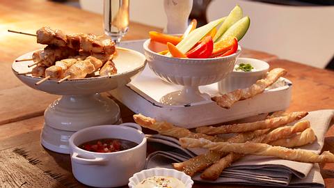 Gemüsesticks und Knusperstangen mit drei Dips Rezept - Foto: House of Food / Bauer Food Experts KG