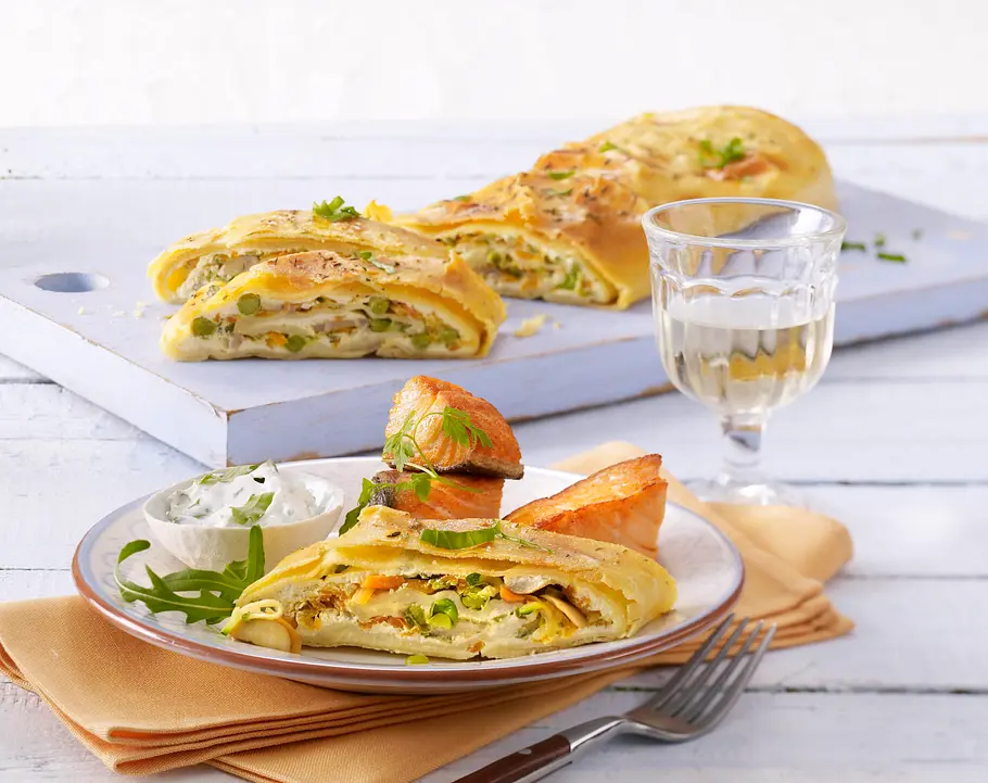 Gemüsestrudel mit gebratenem Lachs und Rucola-Dip Rezept Gemüsestrudel mit gebratenem Lachs und Rucola-Dip Rezept