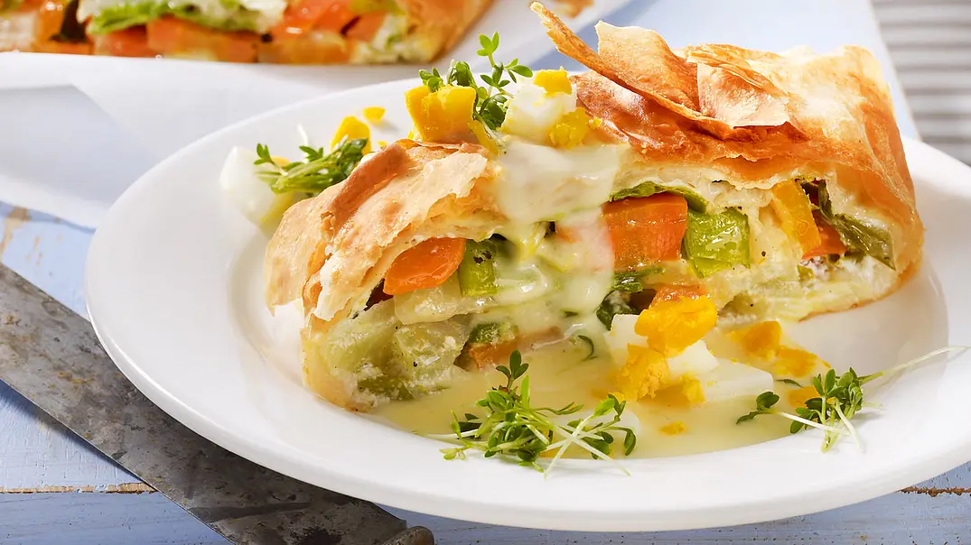 Gemüsestrudel mit Kresse-Béchamel Rezept - Foto: LECKER @ Bauer Media Group Gemüsestrudel mit Kresse-Béchamel Rezept - Foto: LECKER @ Bauer Media Group
