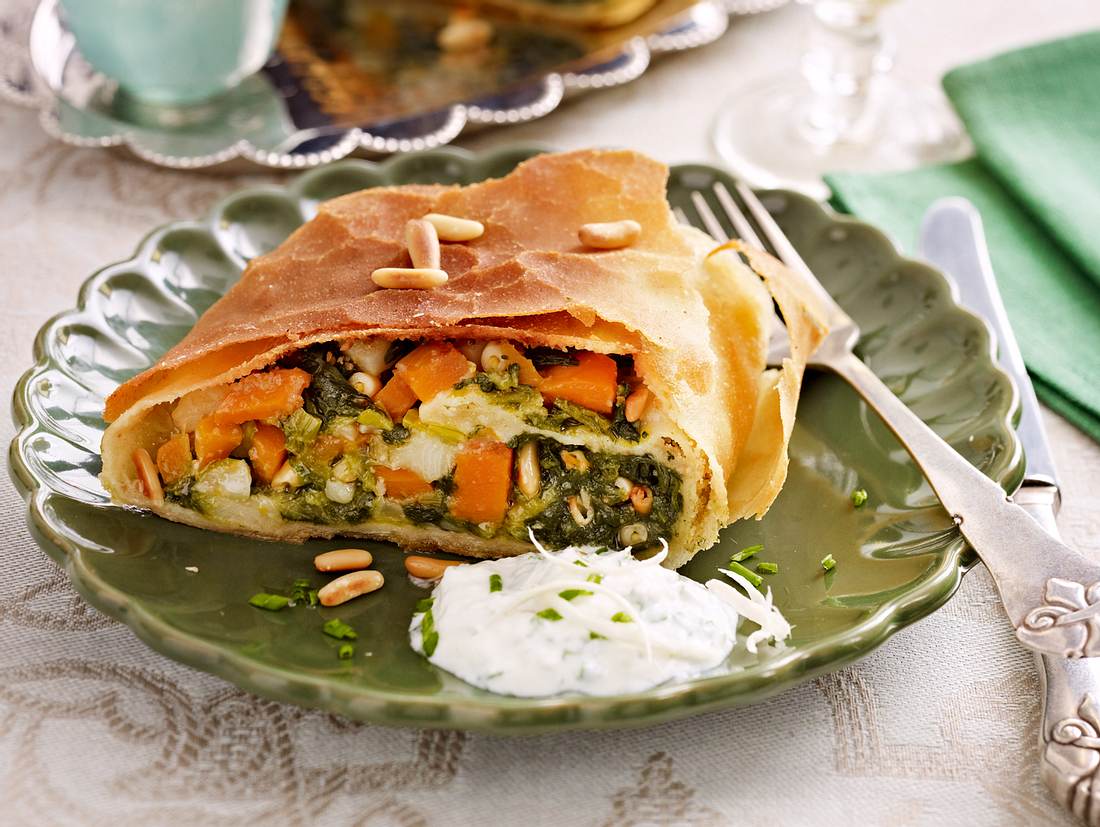 Gemüsestrudel mit Meerrettichsoße Rezept Gemüsestrudel mit Meerrettichsoße Rezept