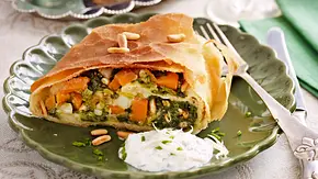Gemüsestrudel mit Meerrettichsoße Rezept - Foto: LECKER @ Bauer Media Group Gemüsestrudel mit Meerrettichsoße Rezept - Foto: LECKER @ Bauer Media Group