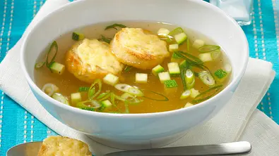 Gemüsesüppchen mit Käse-Croûtons Rezept - Foto: LECKER @ Bauer Media Group
