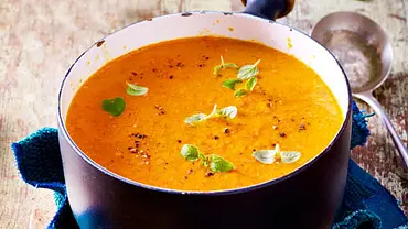 Gemüsesuppe aus gerösteter Paprika Rezept - Foto: LECKER @ Bauer Media Group Gemüsesuppe aus gerösteter Paprika Rezept - Foto: LECKER @ Bauer Media Group