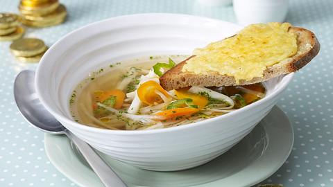 Gemüsesuppe aus Hühnerbrühe Rezept - Foto: House of Food / Bauer Food Experts KG