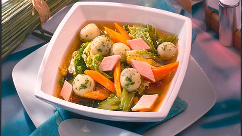 Gemüsesuppe mit Knödeln Rezept - Foto: Maass