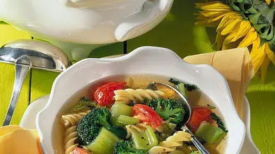Gemüsesuppe mit Nudeln Rezept - Foto: LECKER @ Bauer Media Group