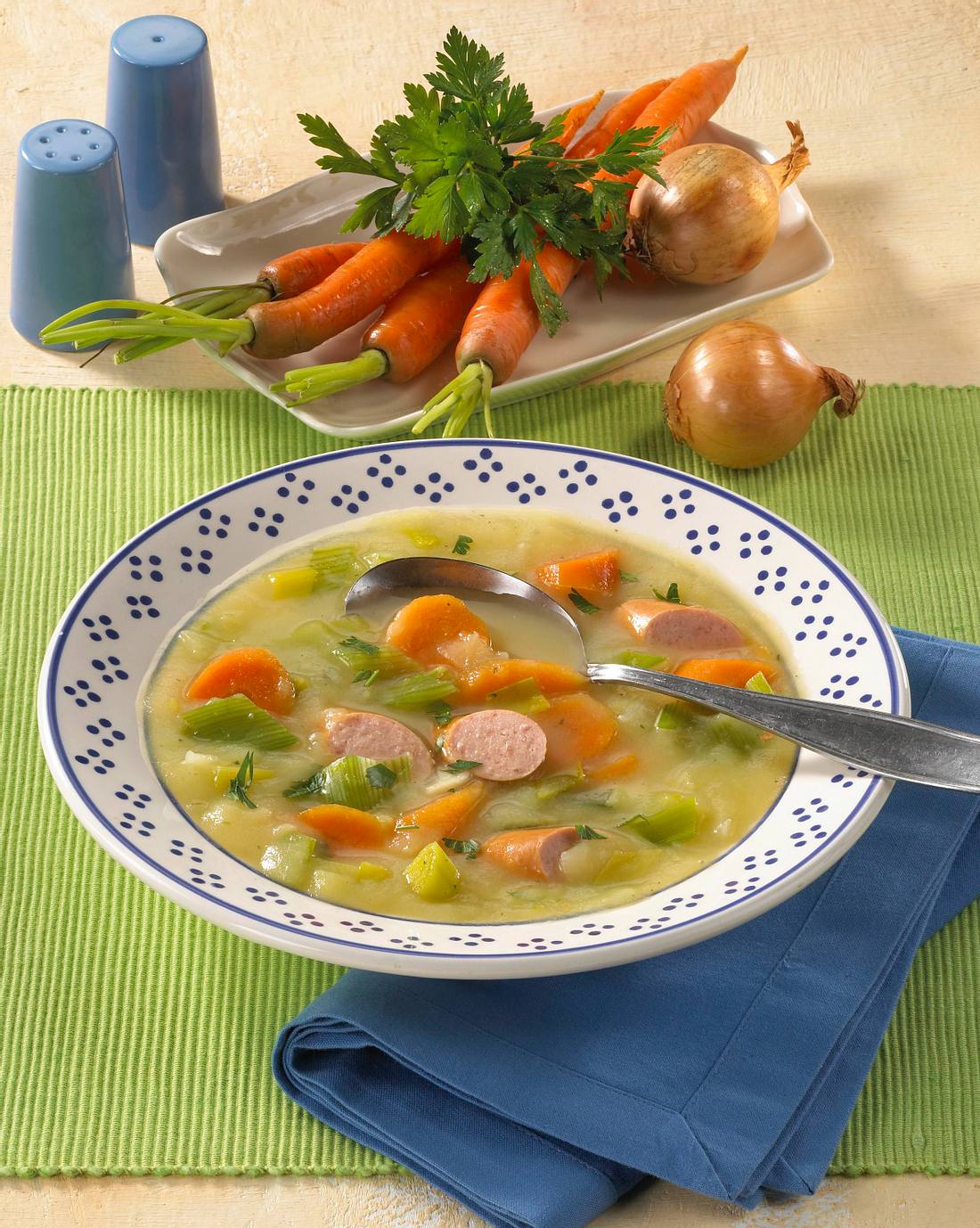 Gemüsesuppe mit Würstchen Rezept | LECKER