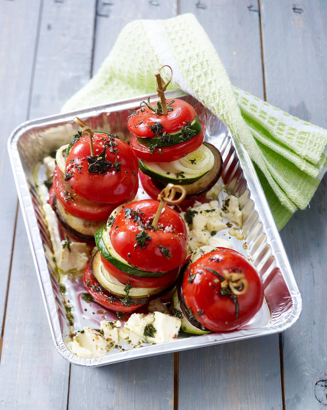 Gemüsetürmchen mit Tomate, Zucchini, Aubergine, Zwiebel und Feta Rezept