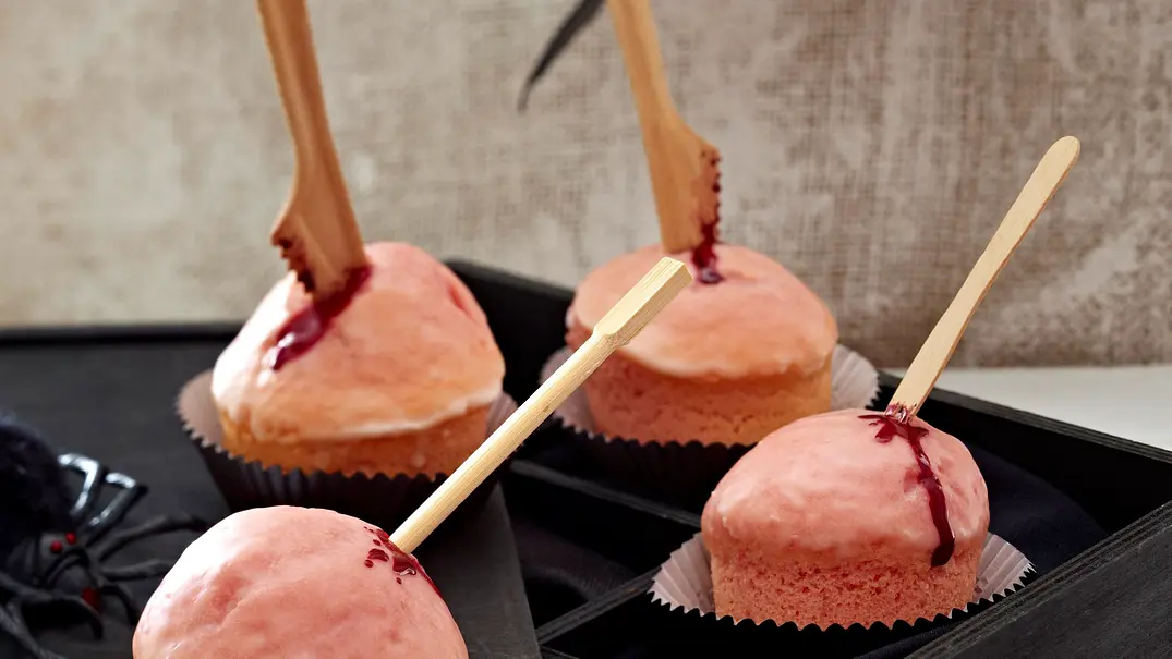 Gepfählte Horror-Muffins Rezept - Foto: LECKER @ Bauer Media Group Gepfählte Horror-Muffins Rezept - Foto: LECKER @ Bauer Media Group