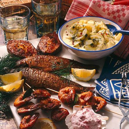 Geräucherte Fische und Scampi mit Gurkengemüse und Meerrettich-Preiselbeer-Sahne Rezept Geräucherte Fische und Scampi mit Gurkengemüse und Meerrettich-Preiselbeer-Sahne Rezept